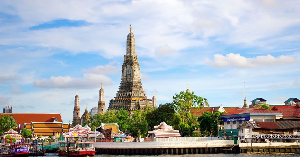 View-of-wat-arun-by-the-chao-phraya-river-in-bangkok