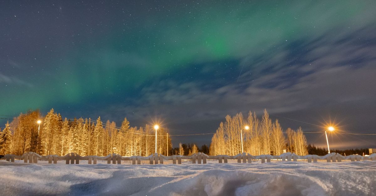 Stunning-Northern-Lights-illuminate-a-snowy-night-sky-in-Lapland-Finland-winter-wonderland