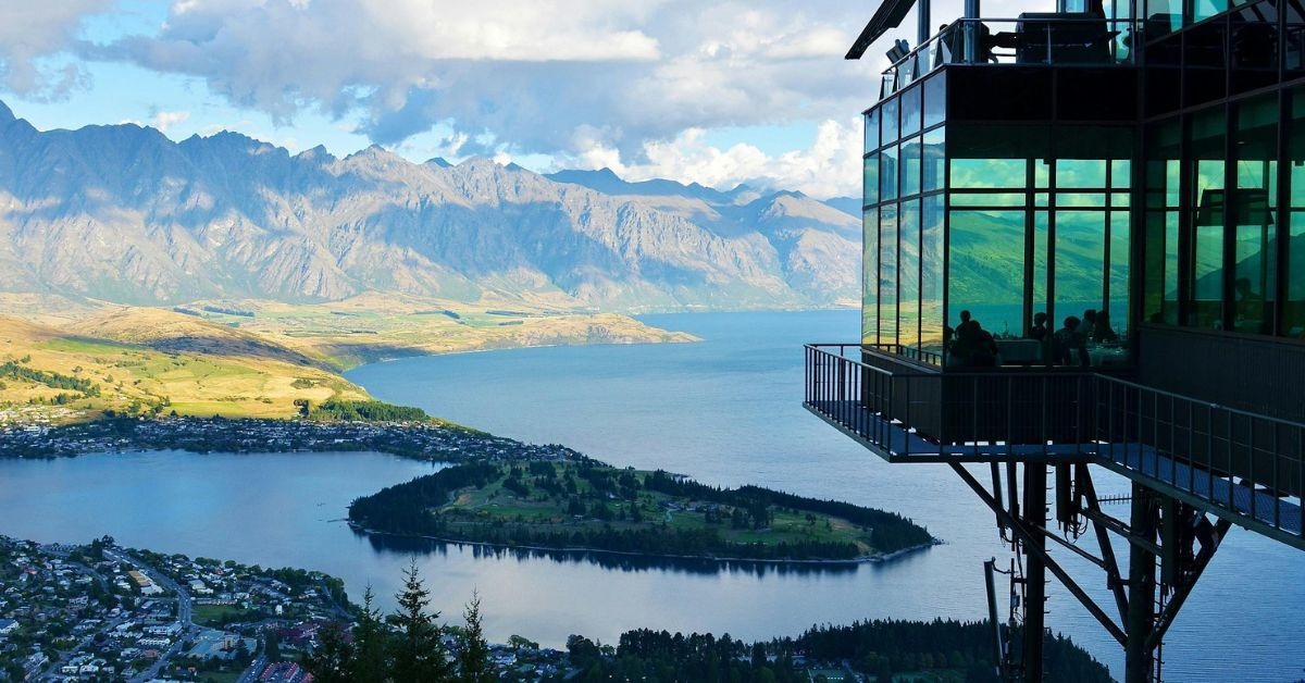 View-of-a-lke-wakatipu-and-the-remarkables-in-queenstown-new zealand
