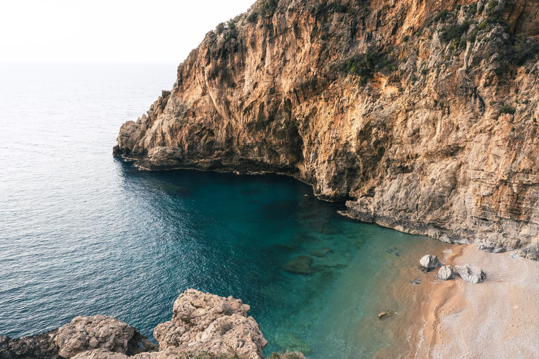 Turquoise water and cliffs at Bahía Águilas