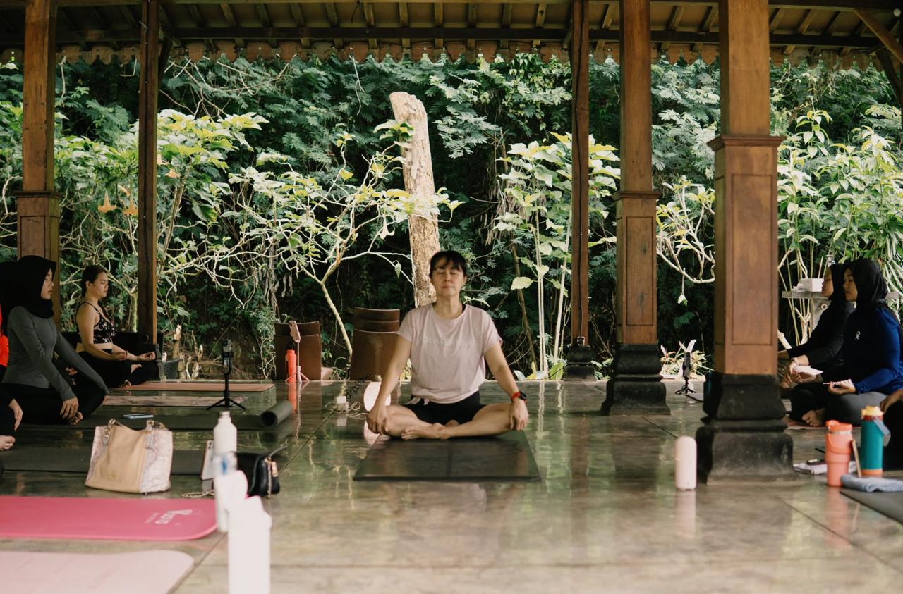 Outdoor yoga class at Samadi Yoga studio in Canggu tropical garden