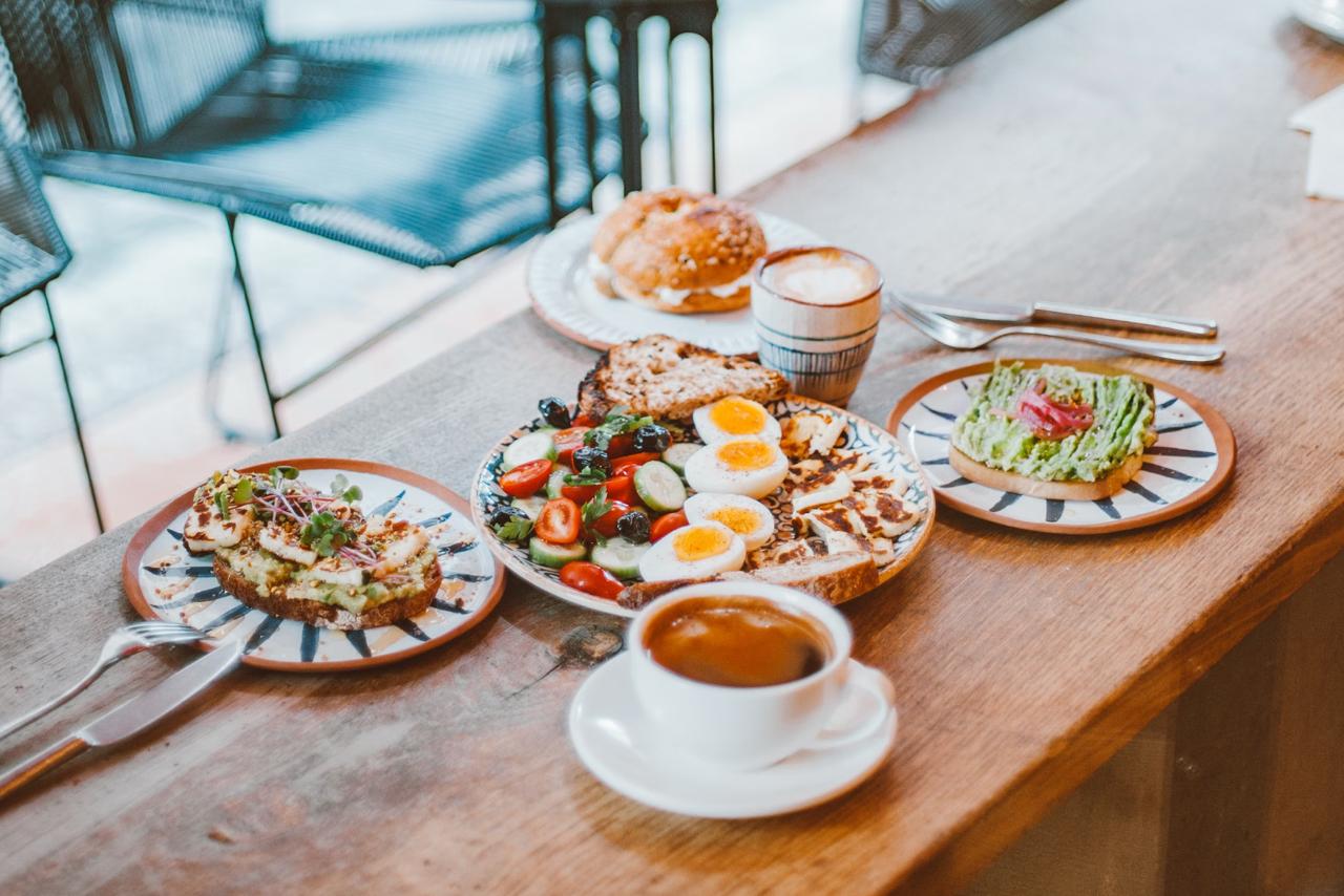 Colourful brunch plate with avocado toast and smoothie at Seminyak cafe