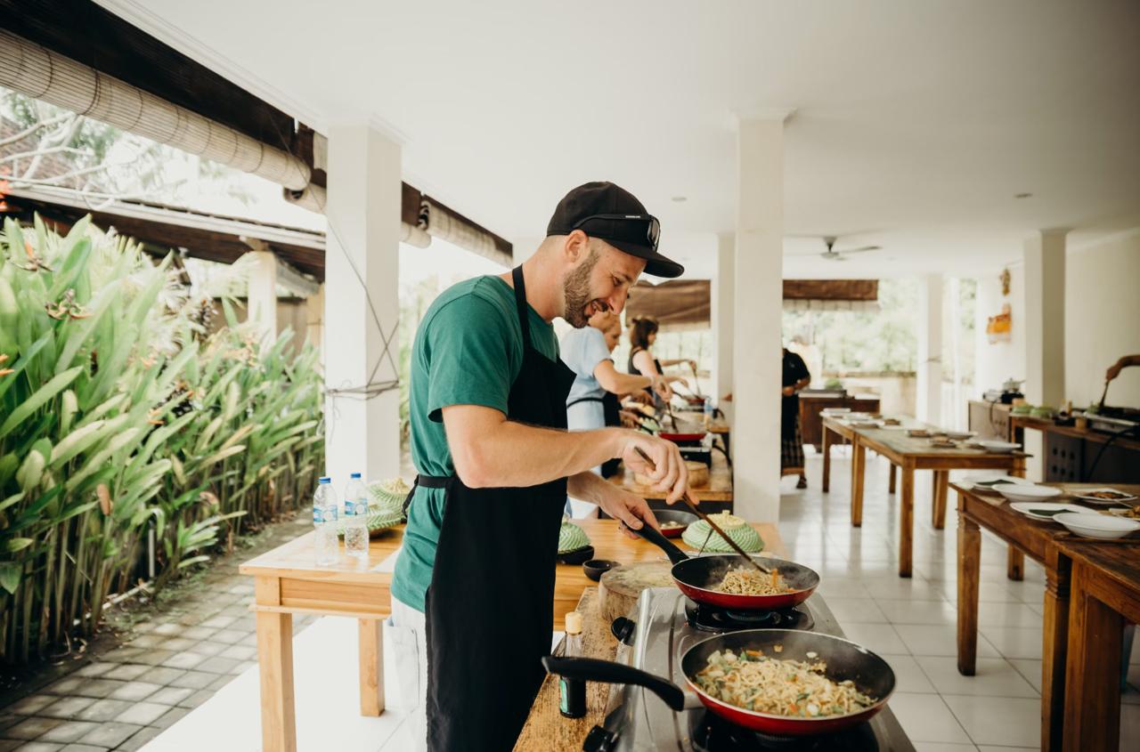 Balinese cooking class with market tour and traditional recipe preparation