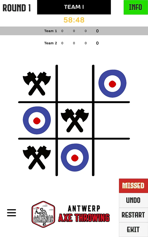 Geprojecteerd bijlwerpspel bij Gent Axe Throwing: Speel tic-tac-toe.