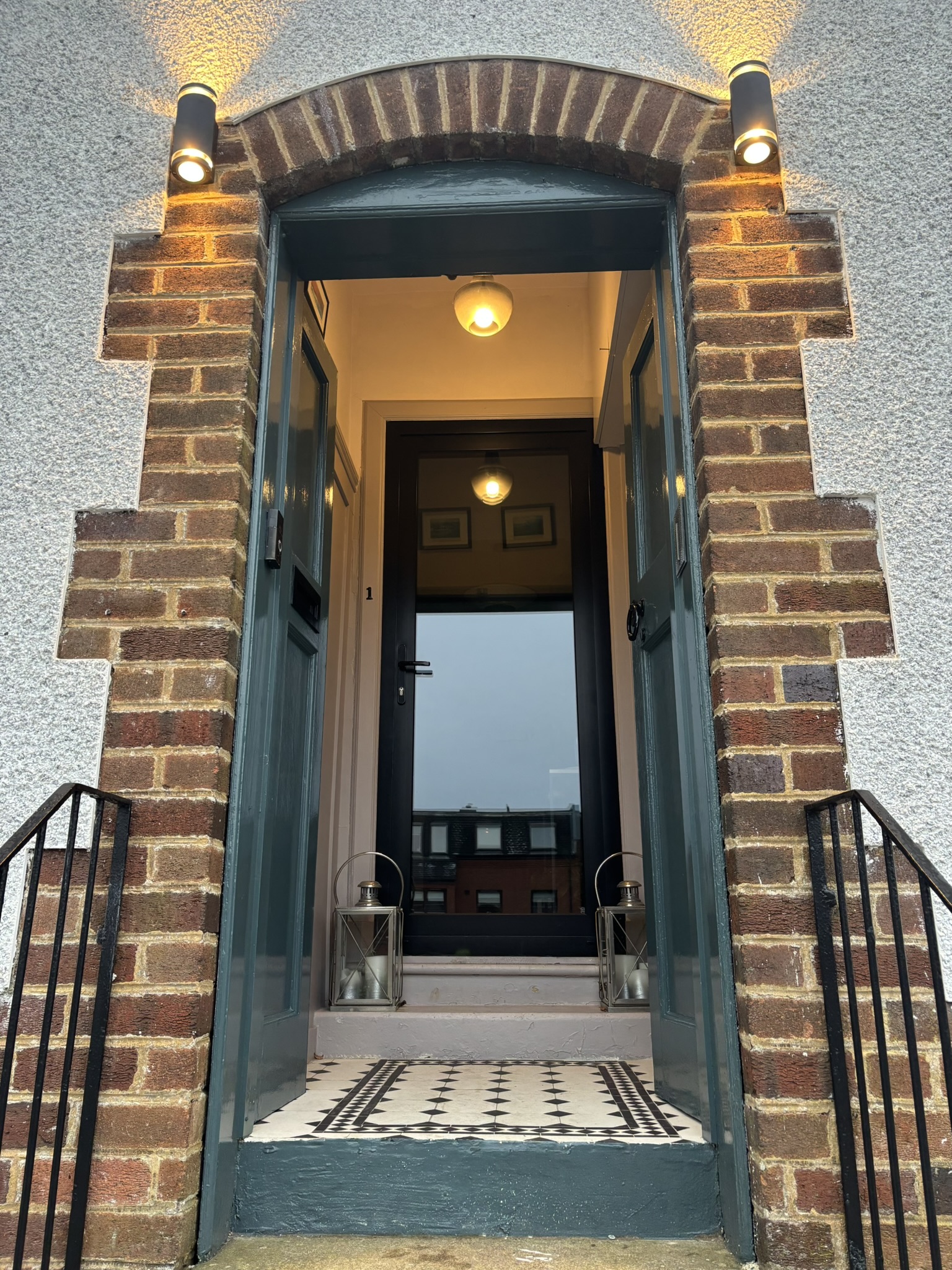 tiled entrance statement colour