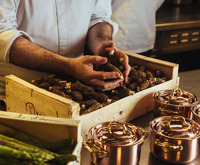 Le chef Drouant en train de réaliser un plat