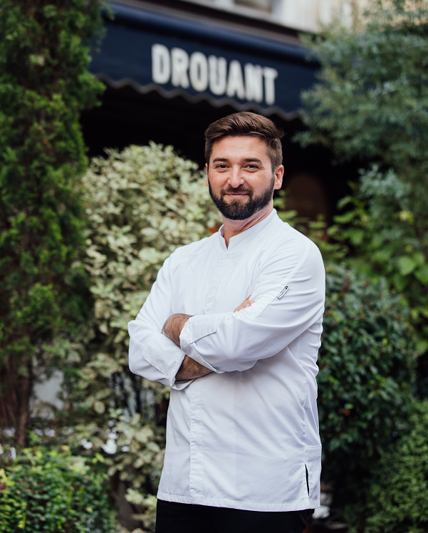 Portrait du chef du restaurant Drouant en cuisine