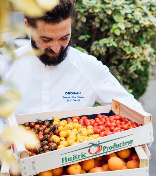 Chef cuisinant des fruits au restaurant Drouant