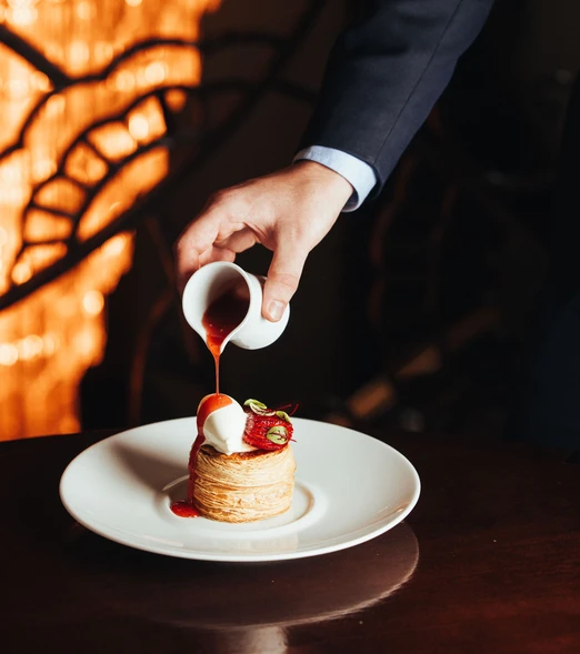 Présentation d’un dessert du restaurant Drouant