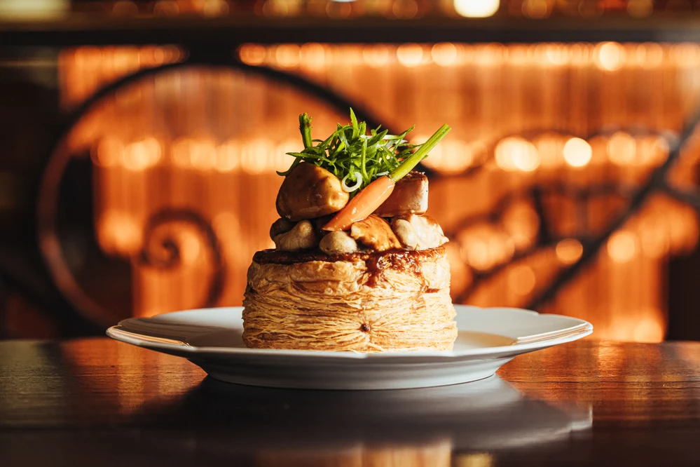 Présentation d’un plat aux légumes du restaurant Drouant