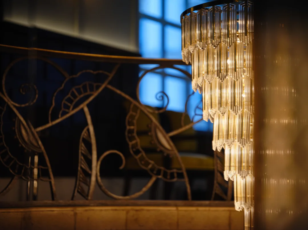 Lustre art déco dans la salle du restaurant Drouant - version mobile