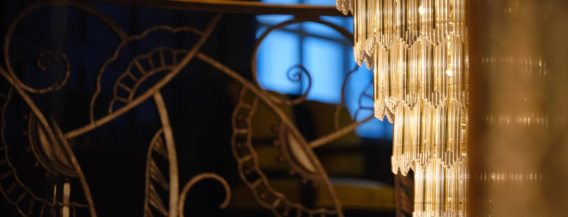 Lustre art déco dans la salle du restaurant Drouant