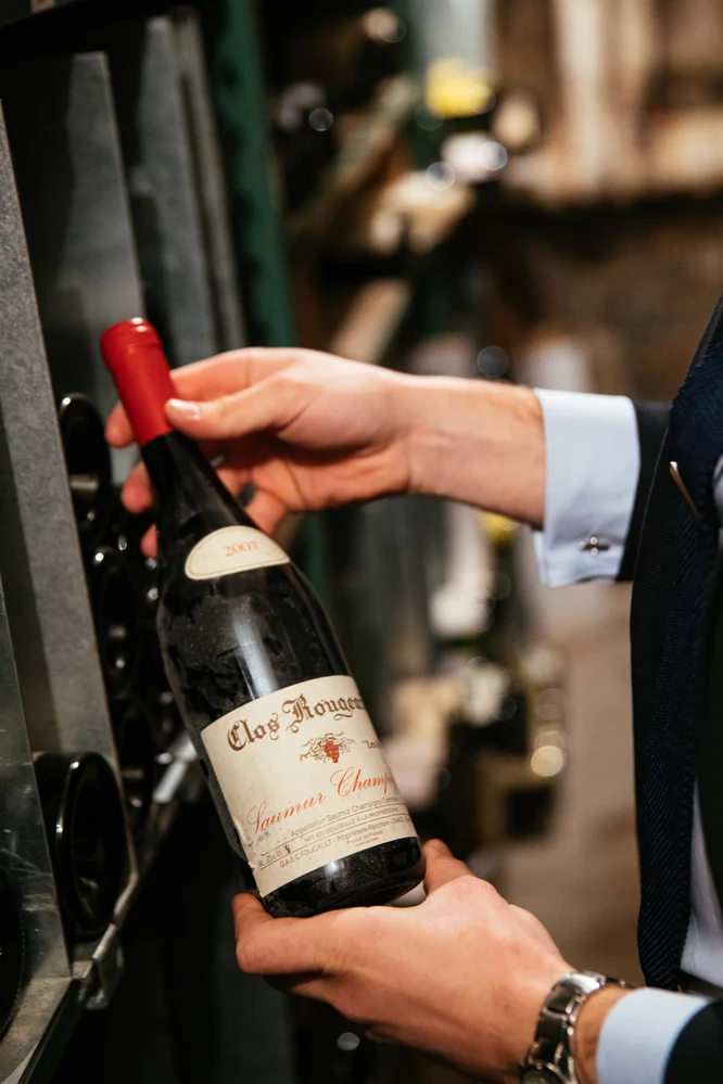 Présentation d’une bouteille de vin par la sommélière du restaurant Drouant