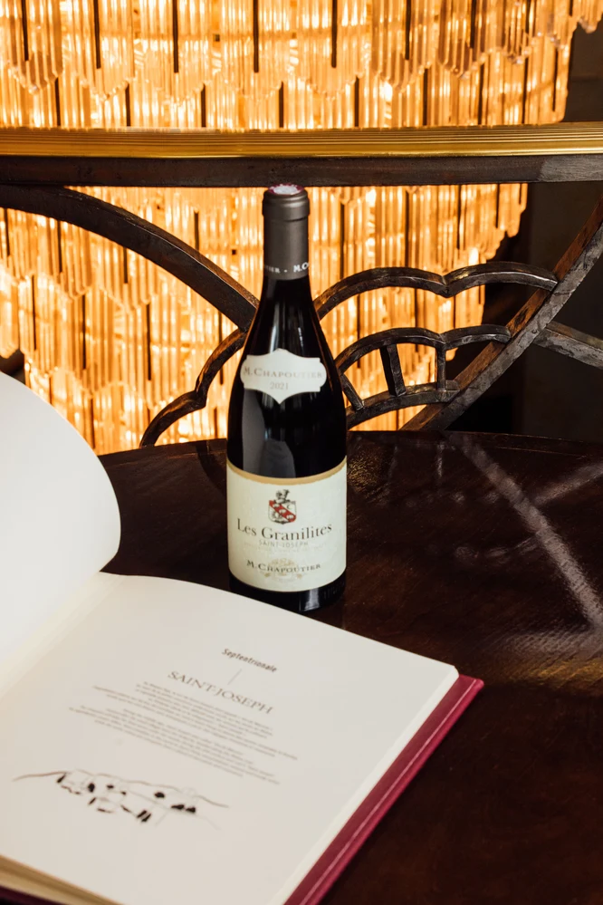 Bouteille de vin sélectionnée par la sommélière du restaurant Drouant