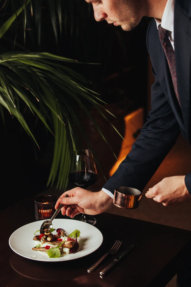 Chef en train de préparer un plat au restaurant Drouant