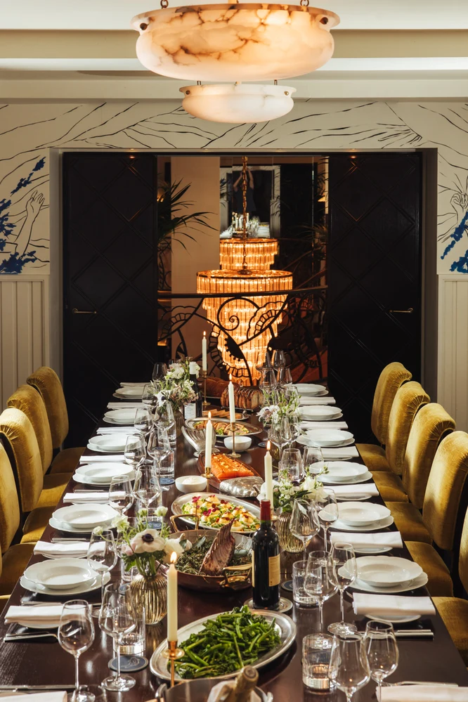 Table dressée au restaurant Drouant, Paris