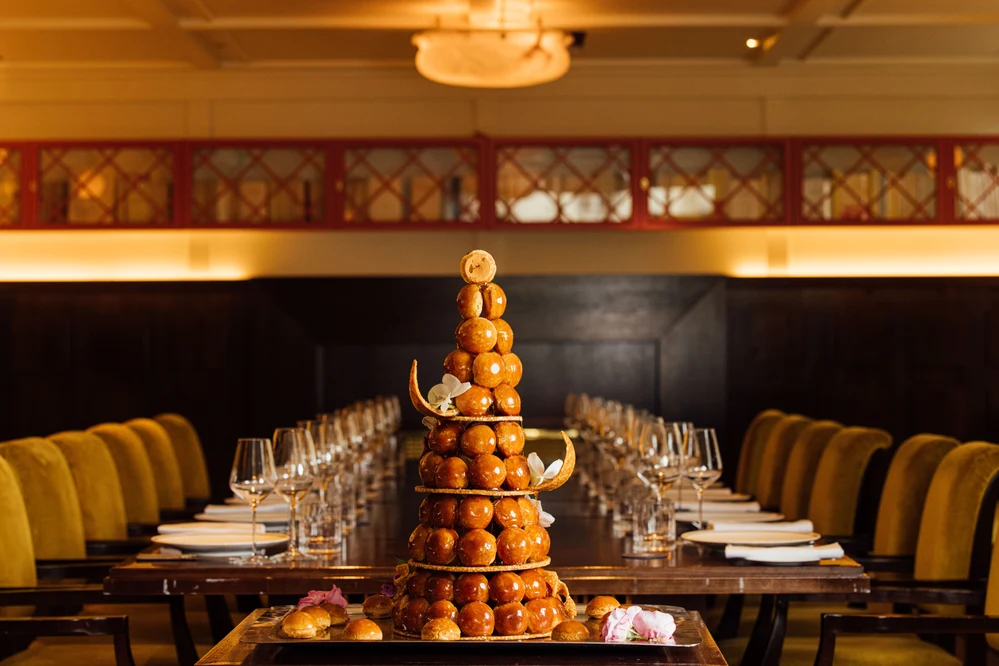 Pièce montée élaborée par les pâtissiers du restaurant Drouant