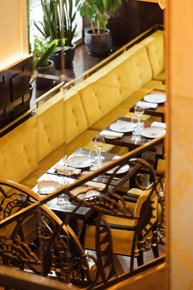 Tables dressées dans la salle du restaurant Drouant