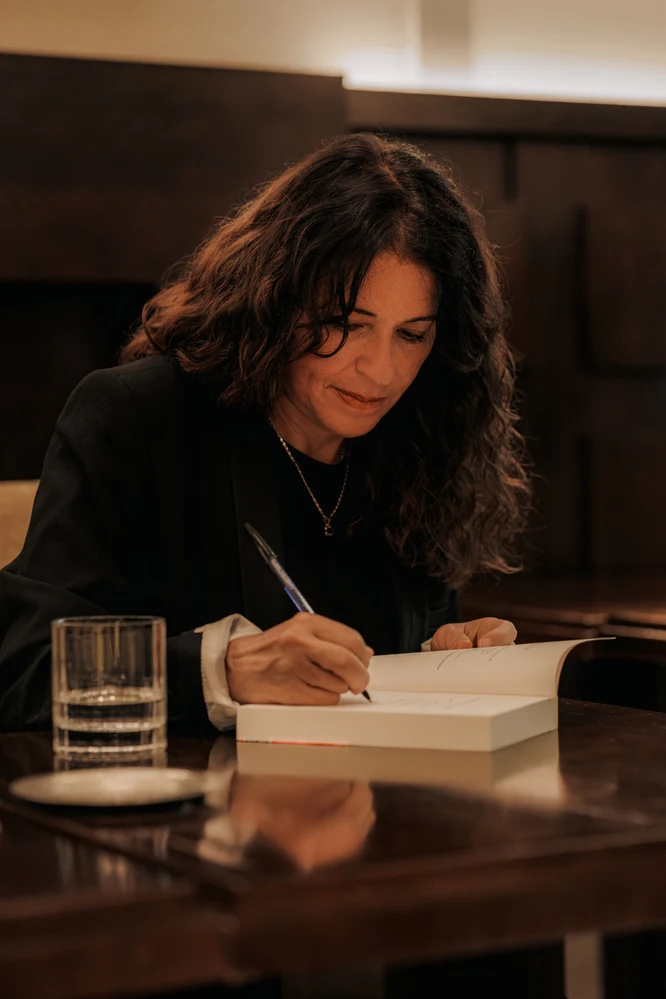 Autographes de lauréats du Prix Goncourt conservés au restaurant Drouant