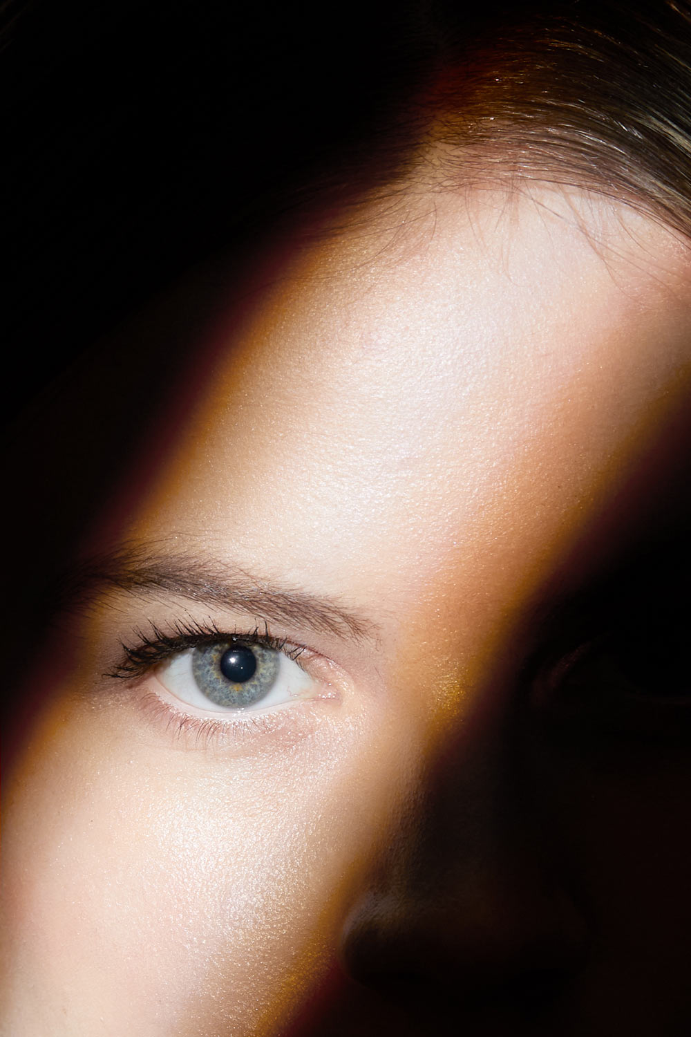 Nahaufnahme einer glatten, entspannten Stirnpartie mit angehobener Augenbraue nach Stirnlifting – Plastische Chirurgie Dr. Charlotte Kleeberger München