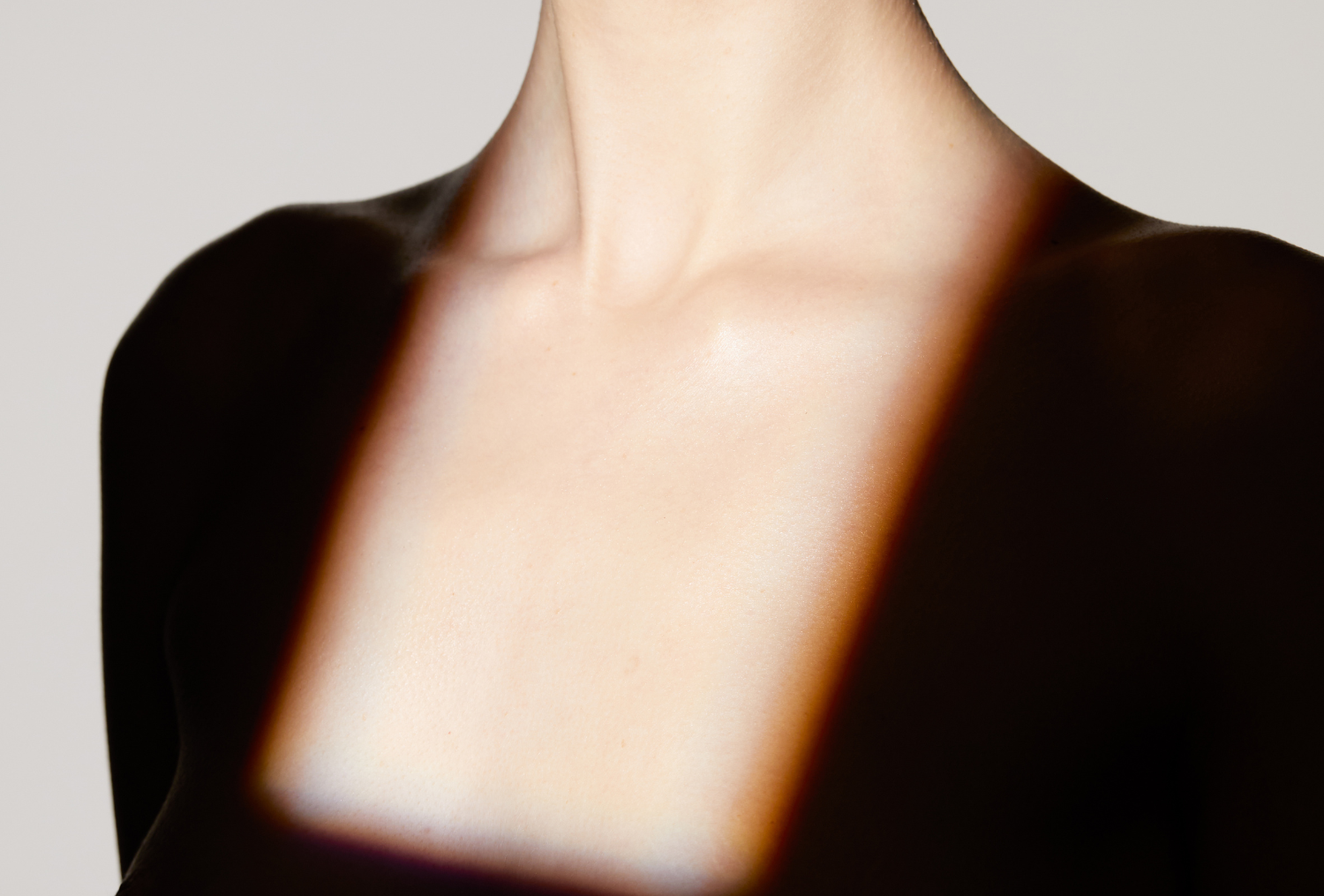 Frau mit schlankem Dekolleté und natürlicher Körpersilhouette nach Brustverkleinerung – Plastische Chirurgie Dr. Charlotte Kleeberger München
