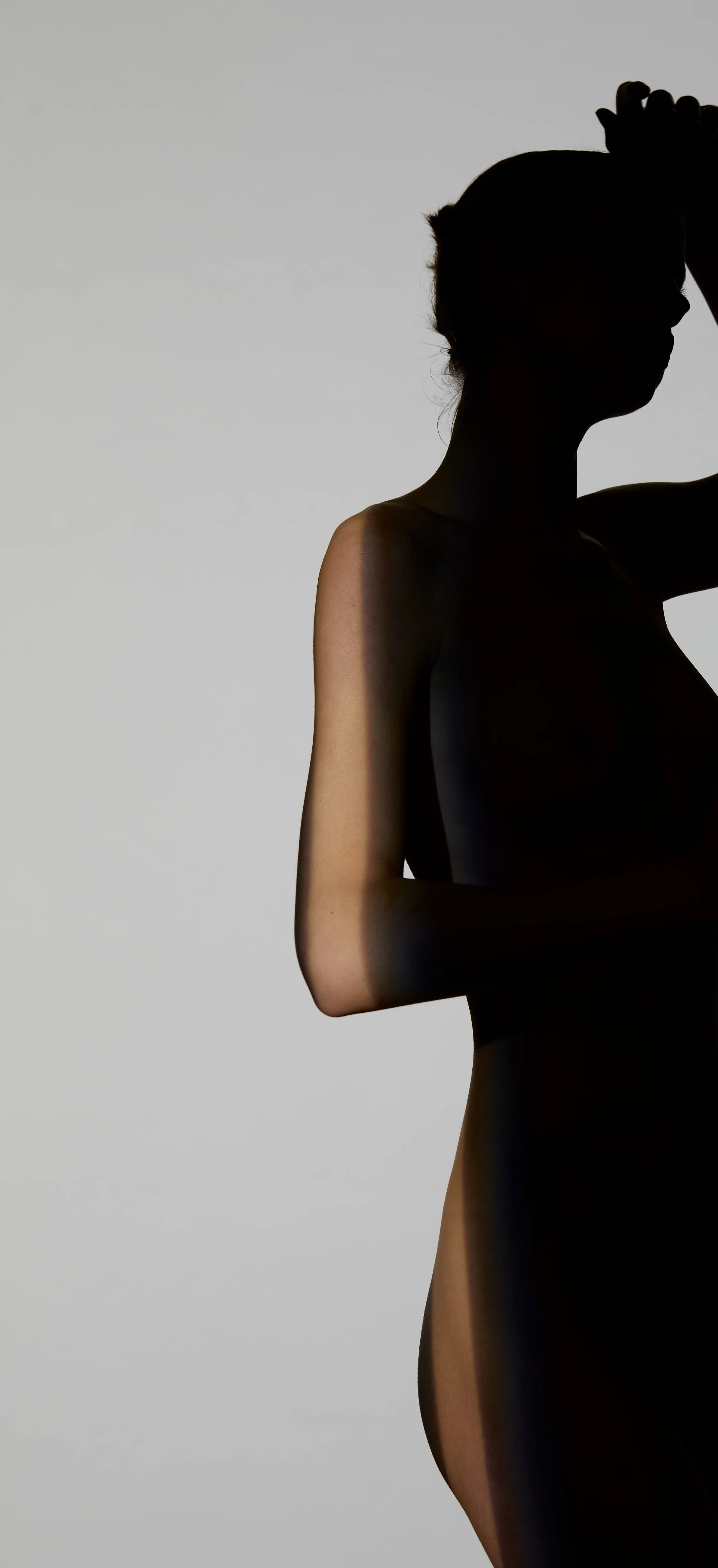 Ästhetische Silhouette einer weiblichen Silhouette im Profil, die die Kontur von Oberarm, Schulter und Oberkörper betont – symbolisch für ein schönes Ergebnis einer Oberarmstraffung (Brachioplastik).