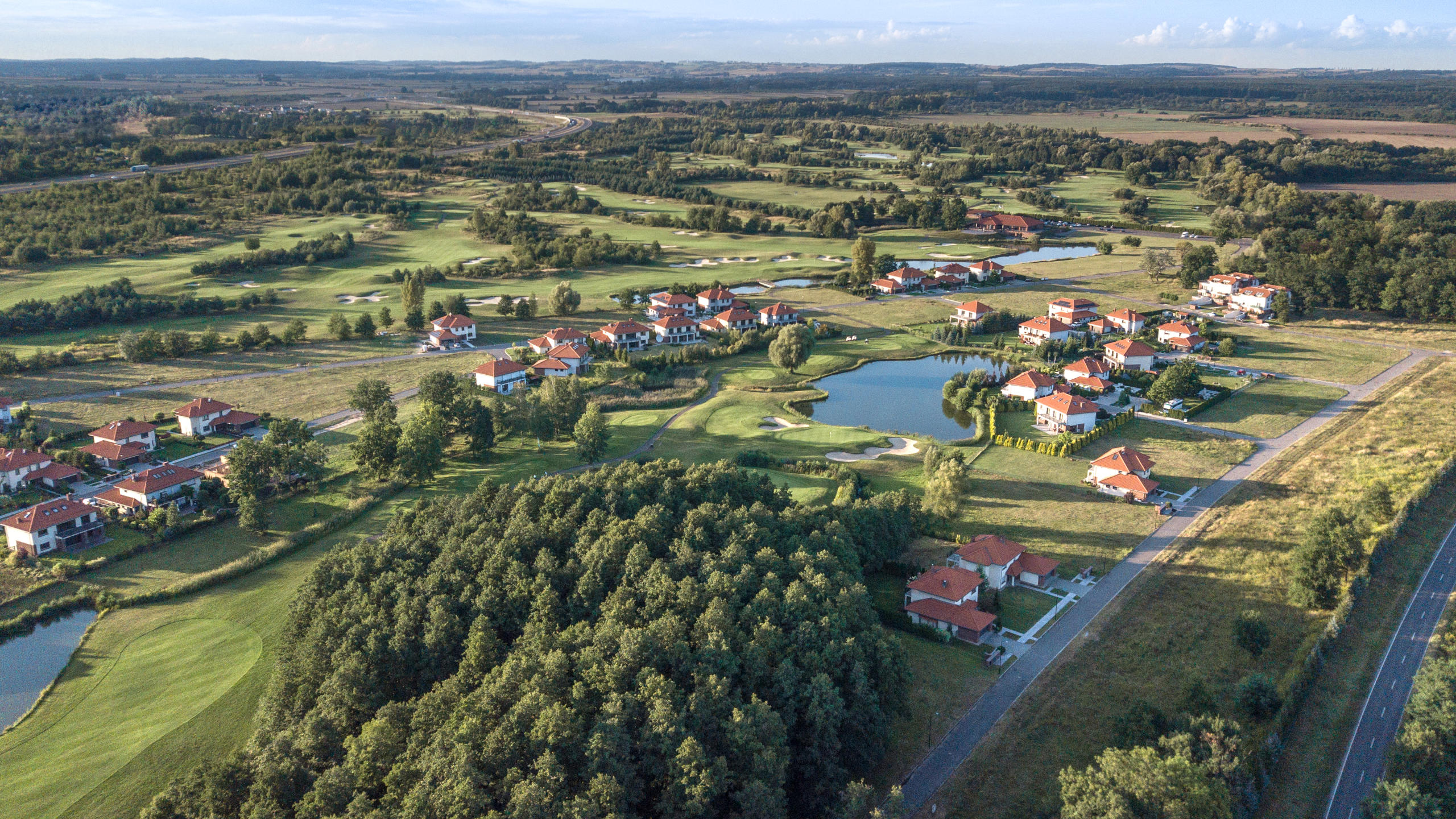 Widok na zielone osiedle z lotu ptaka.