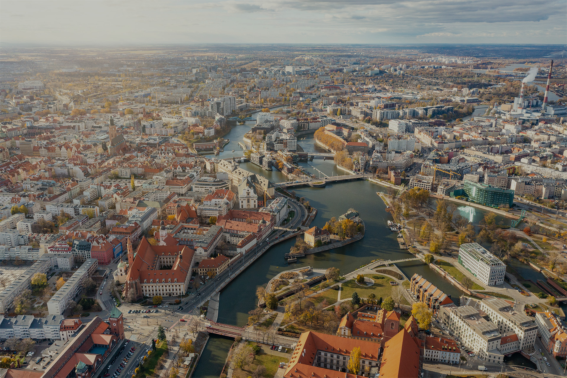 Widok na panoramę Wrocławia z lotu ptaka.