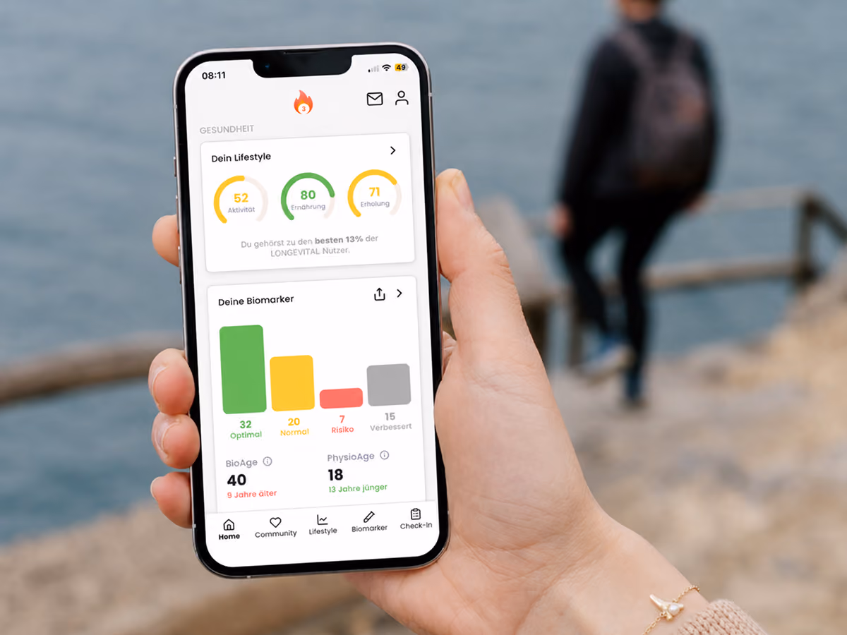 Smartphone zeigt Gesundheits-App mit Lifestyle- und Biomarker-Daten zur Aktivität, Ernährung und Erholung.