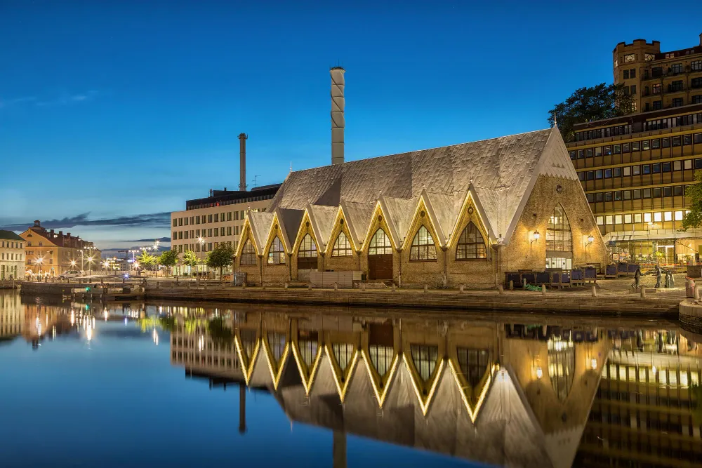 Feskekôrka fiskehal i Göteborg spejlet i kanalen om natten