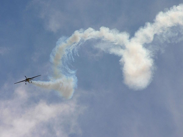 Aerobatic UPRT aircraft trailing smoke during an upset-recovery manoeuvre