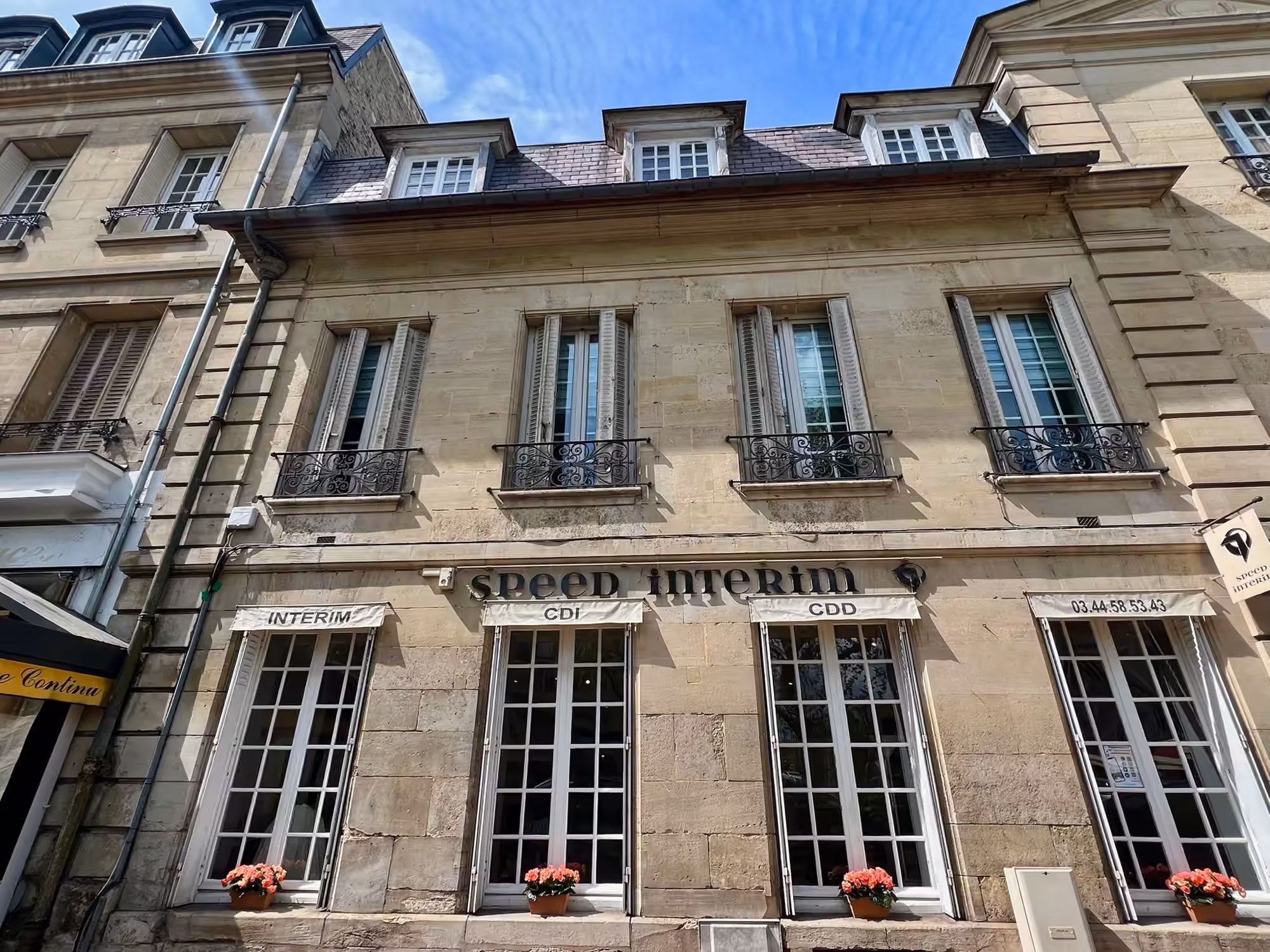 Façade en pierre de l'agence Speed Intérim à Chantilly, enseigne et stores Intérim, CDI, CDD