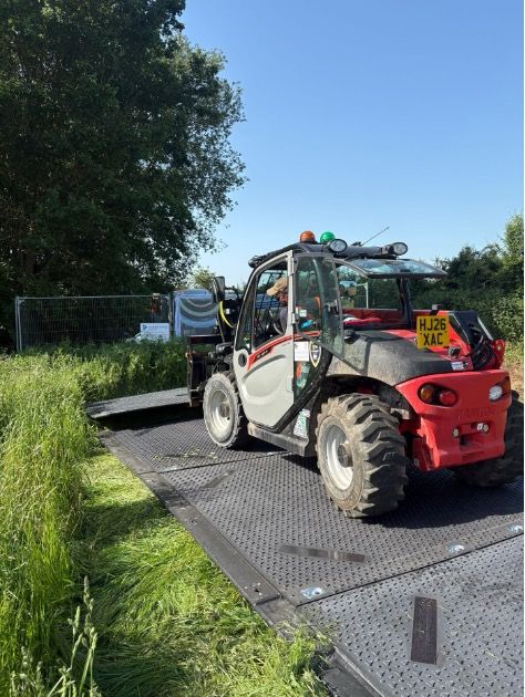 Compact telehandler on mats