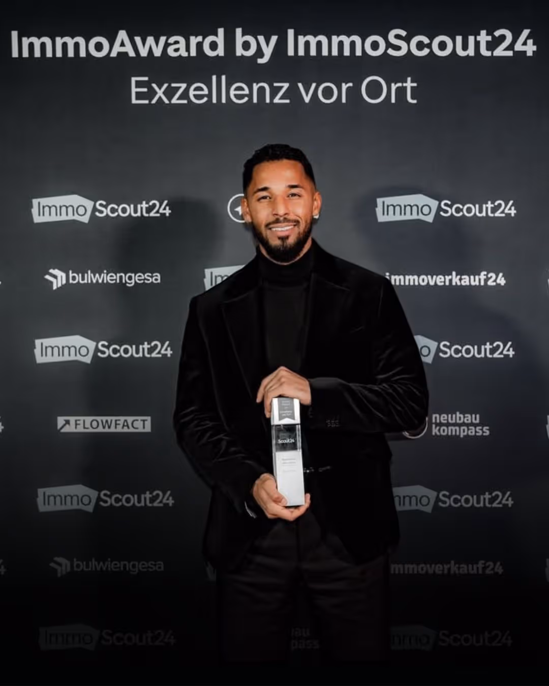 David Kwasi Owusu mit ImmoAward by ImmoScout24 – Newcomer des Jahres 2025 in schwarzem Samtsakko