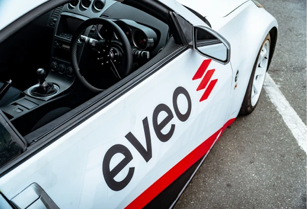 Carro esportivo branco com a marca EVEO pintada na lateral