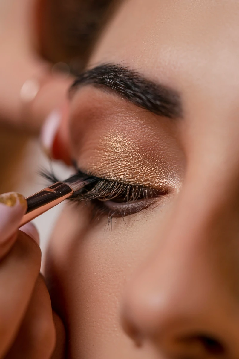 a women applying makeup