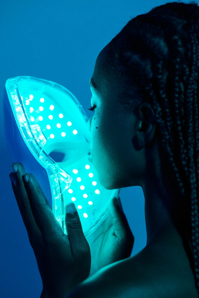 Women with an led face mask