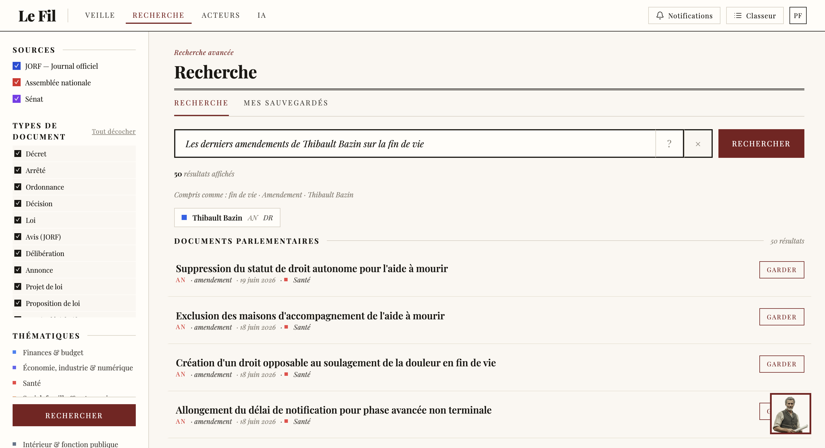 Capture de l'application Le Fil — recherche à facettes : barre unique, filtres source, type, thématique et période en colonne, résultats mêlant textes et dossiers.