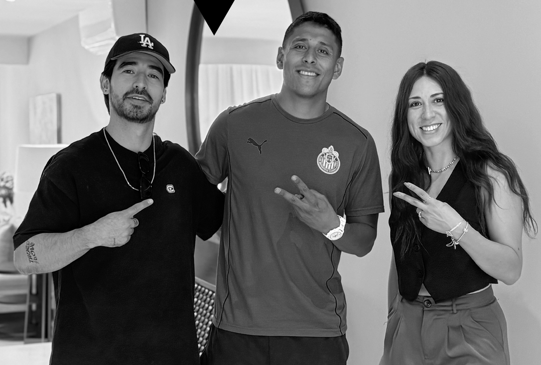 Clientes de Khefren Studio junto al equipo del proyecto