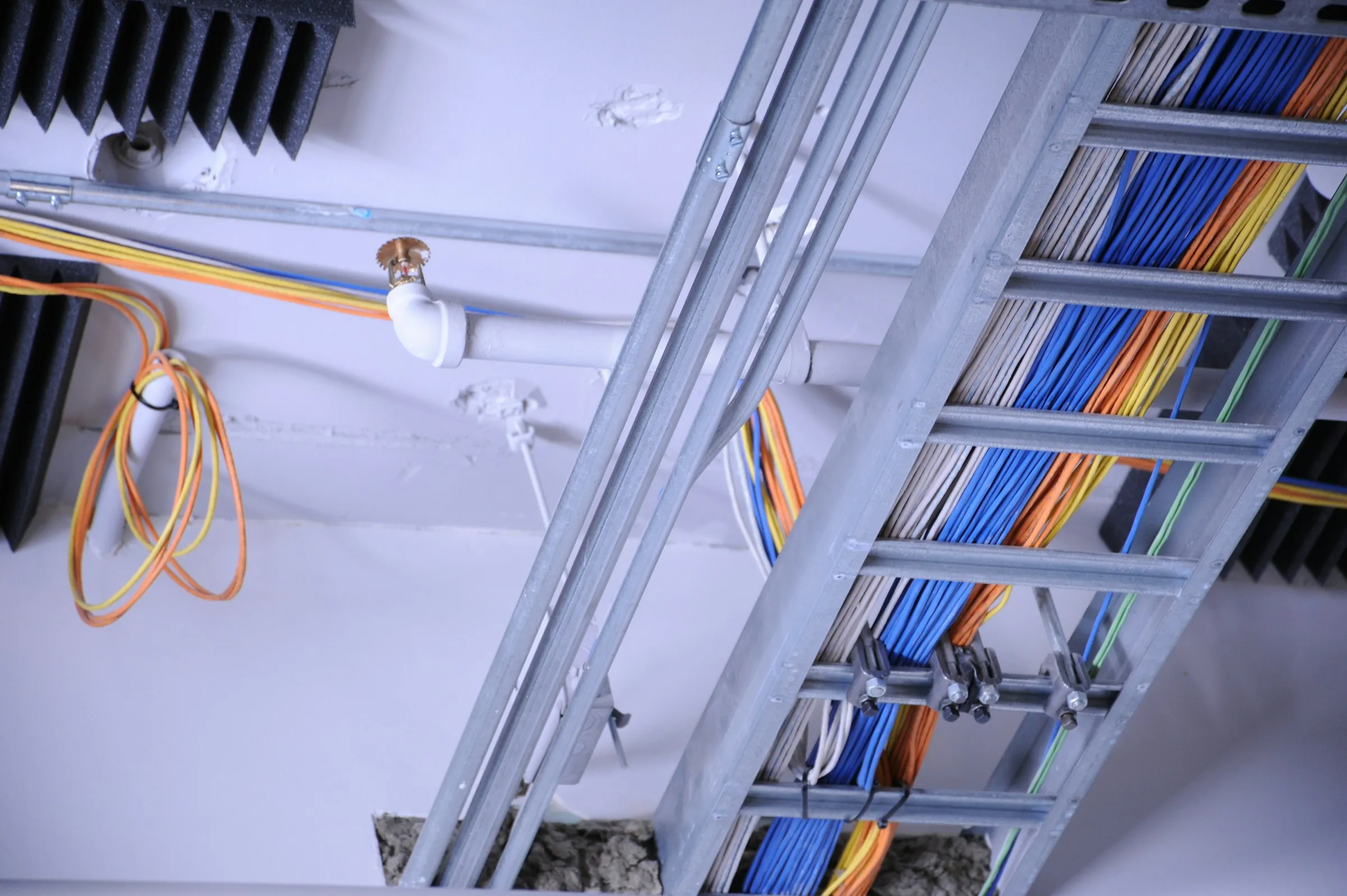 Structured cabling cable management in a data rack