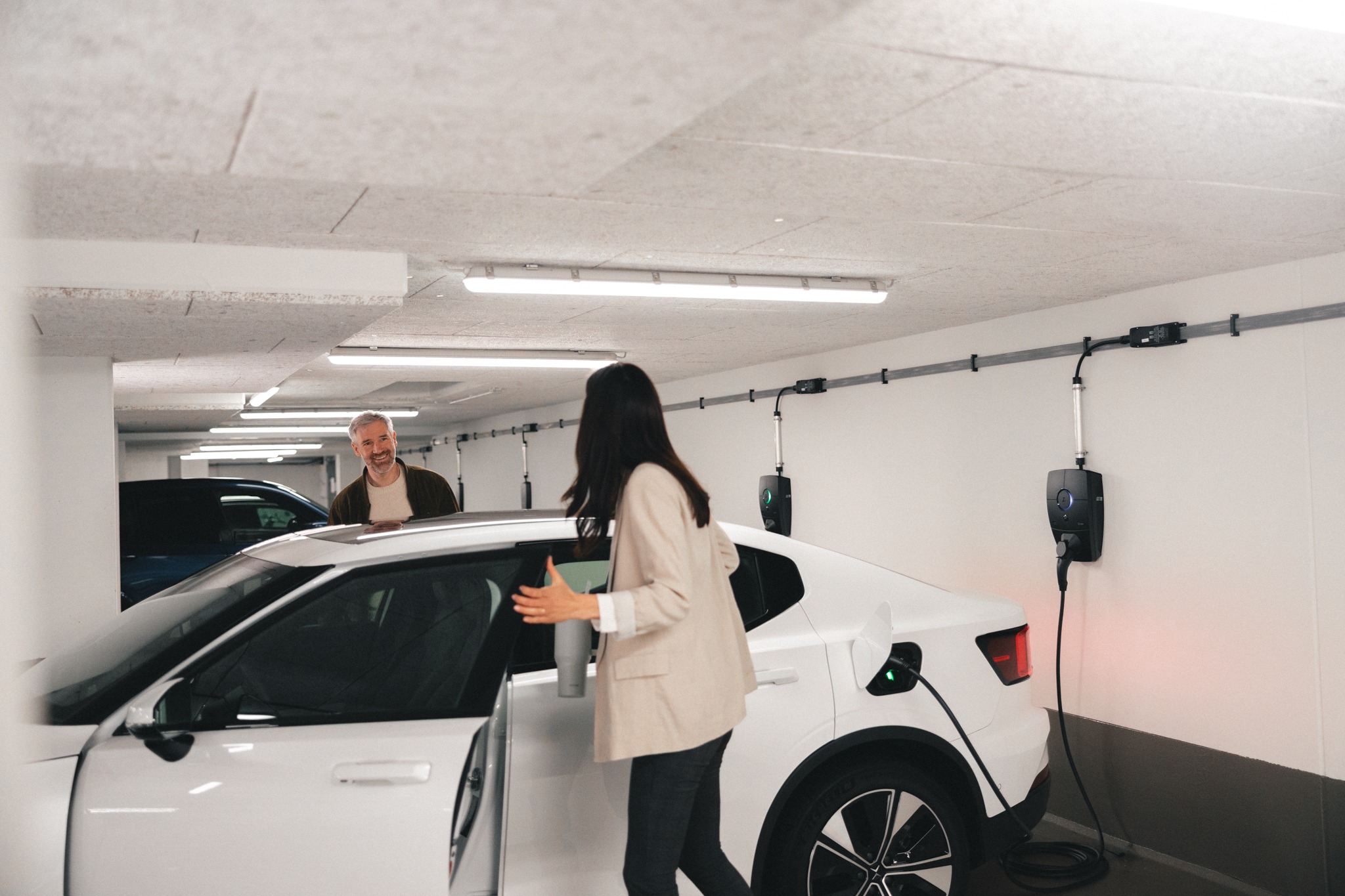 Medewerkers bij elektrische auto’s en Zaptec-laadpunten in een parkeergarage