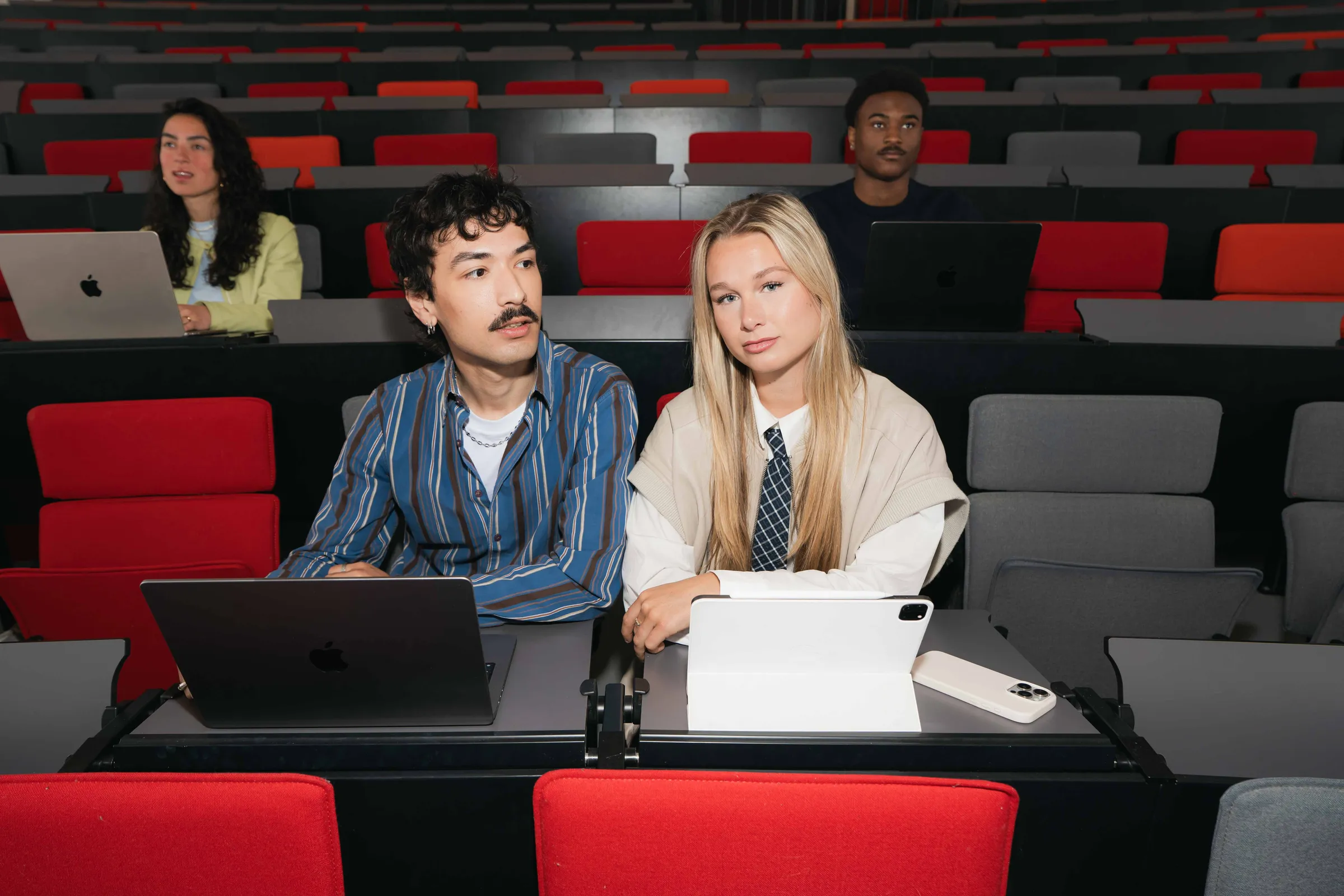 Studenten met laptops in een collegezaal