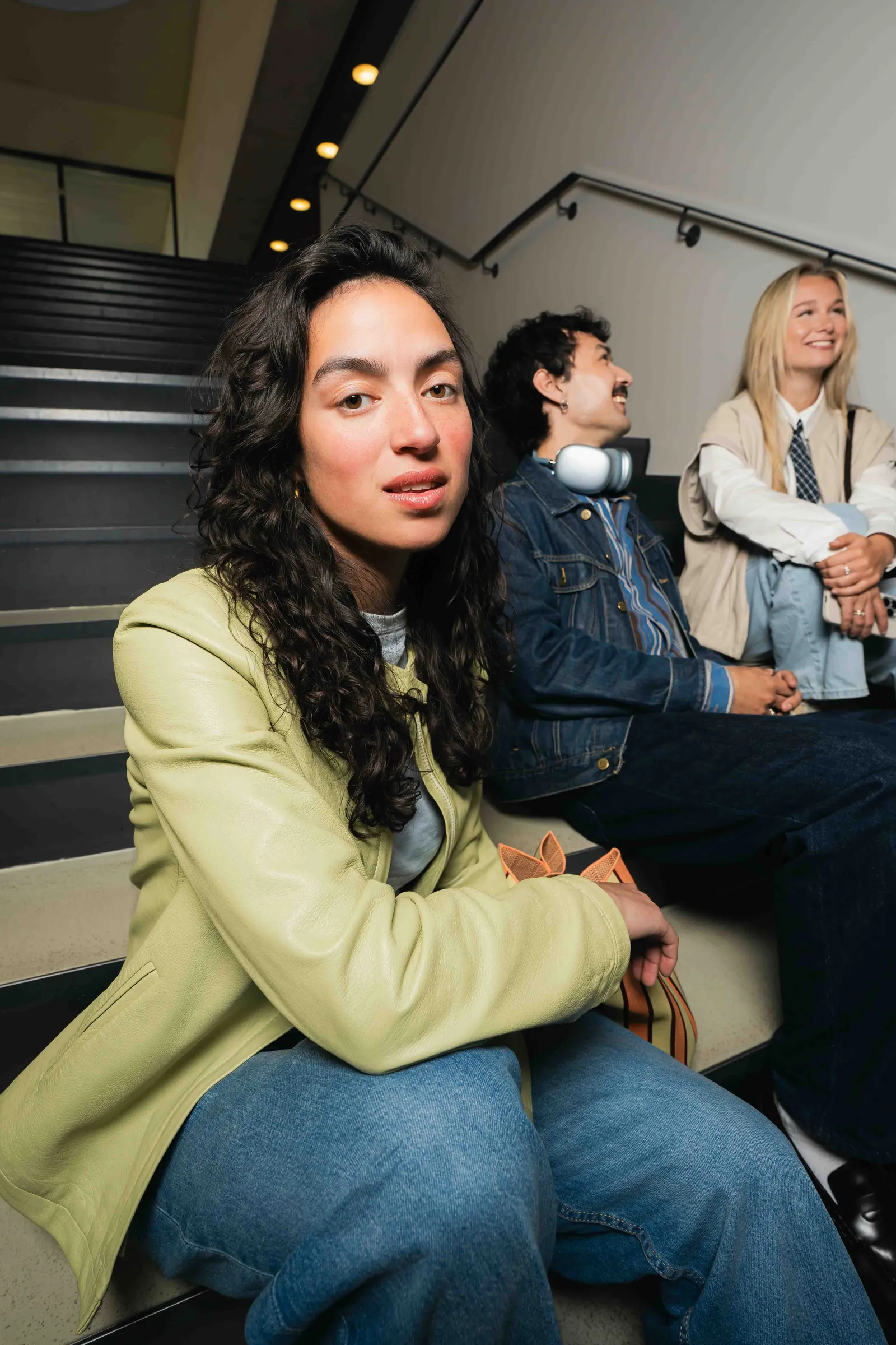 Studenten in gesprek op een trap