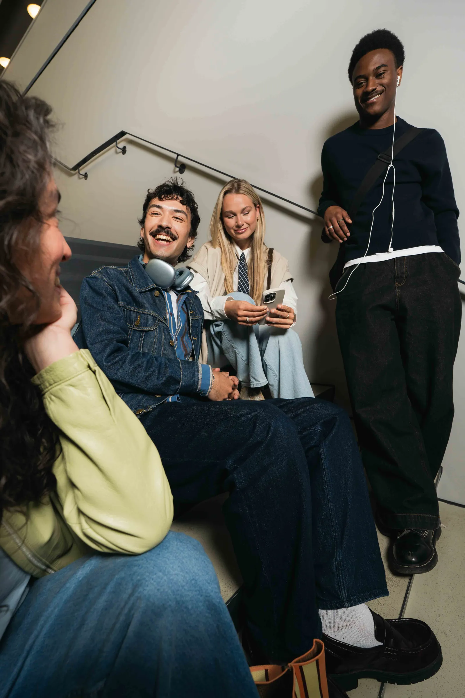 Groep studenten in gesprek op een trap