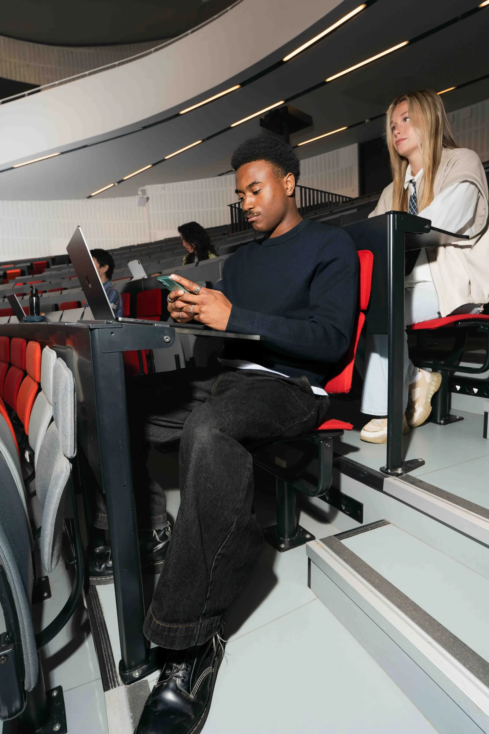 Student met laptop in een collegezaal