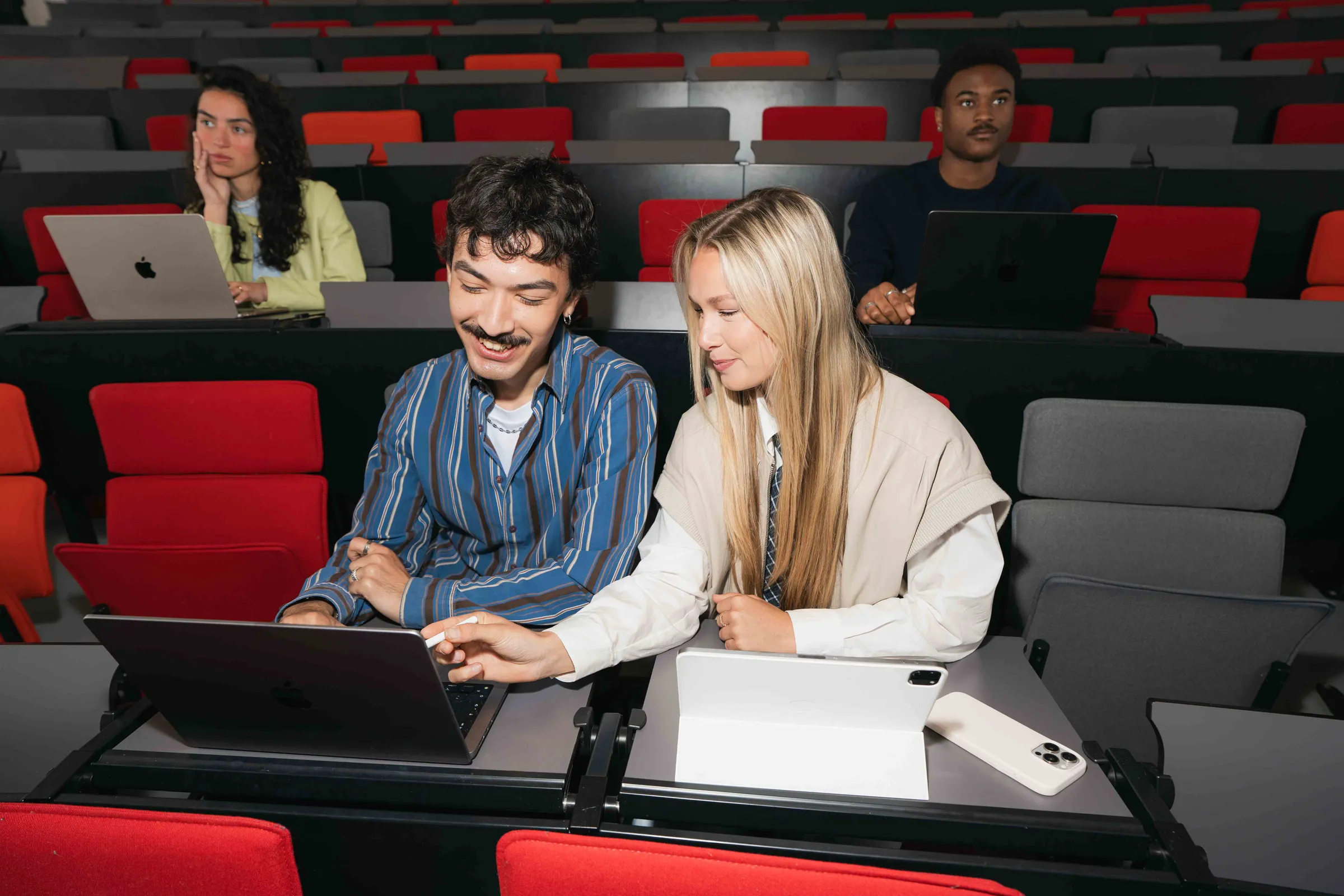 Studenten met laptops in een collegezaal