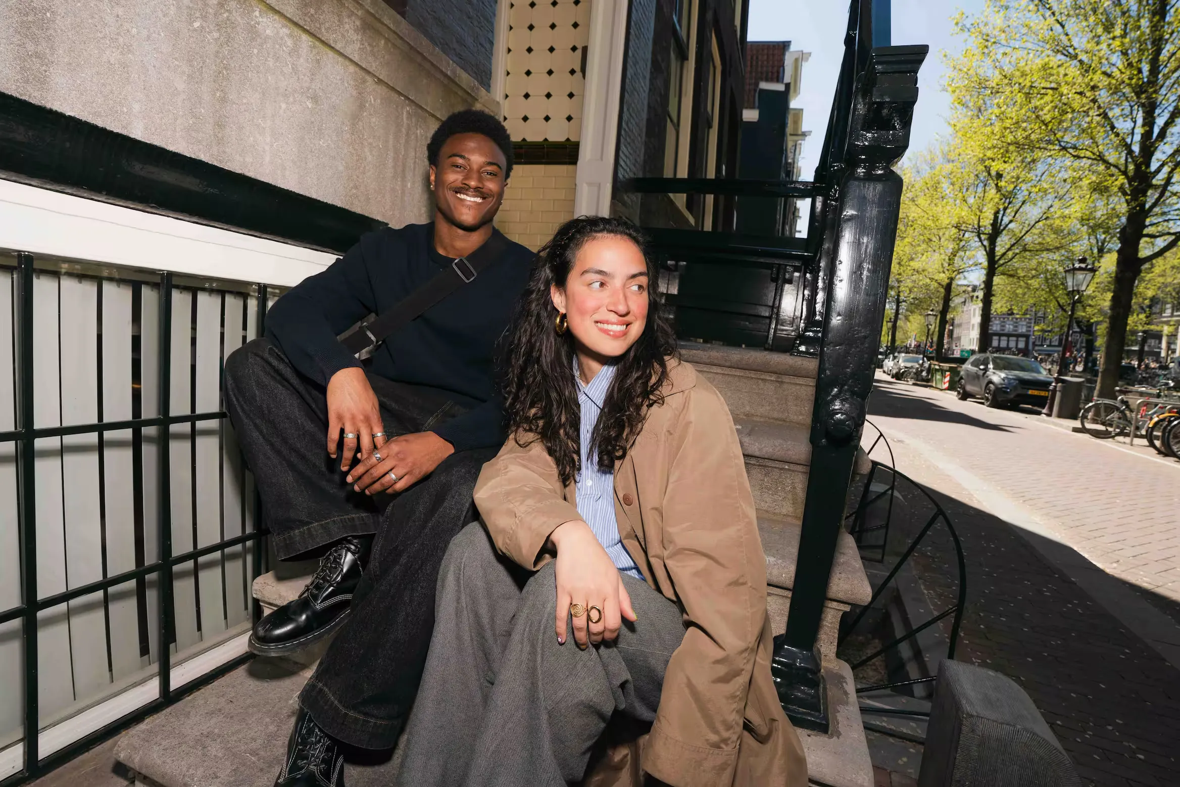 Twee studenten op een bankje in de stad