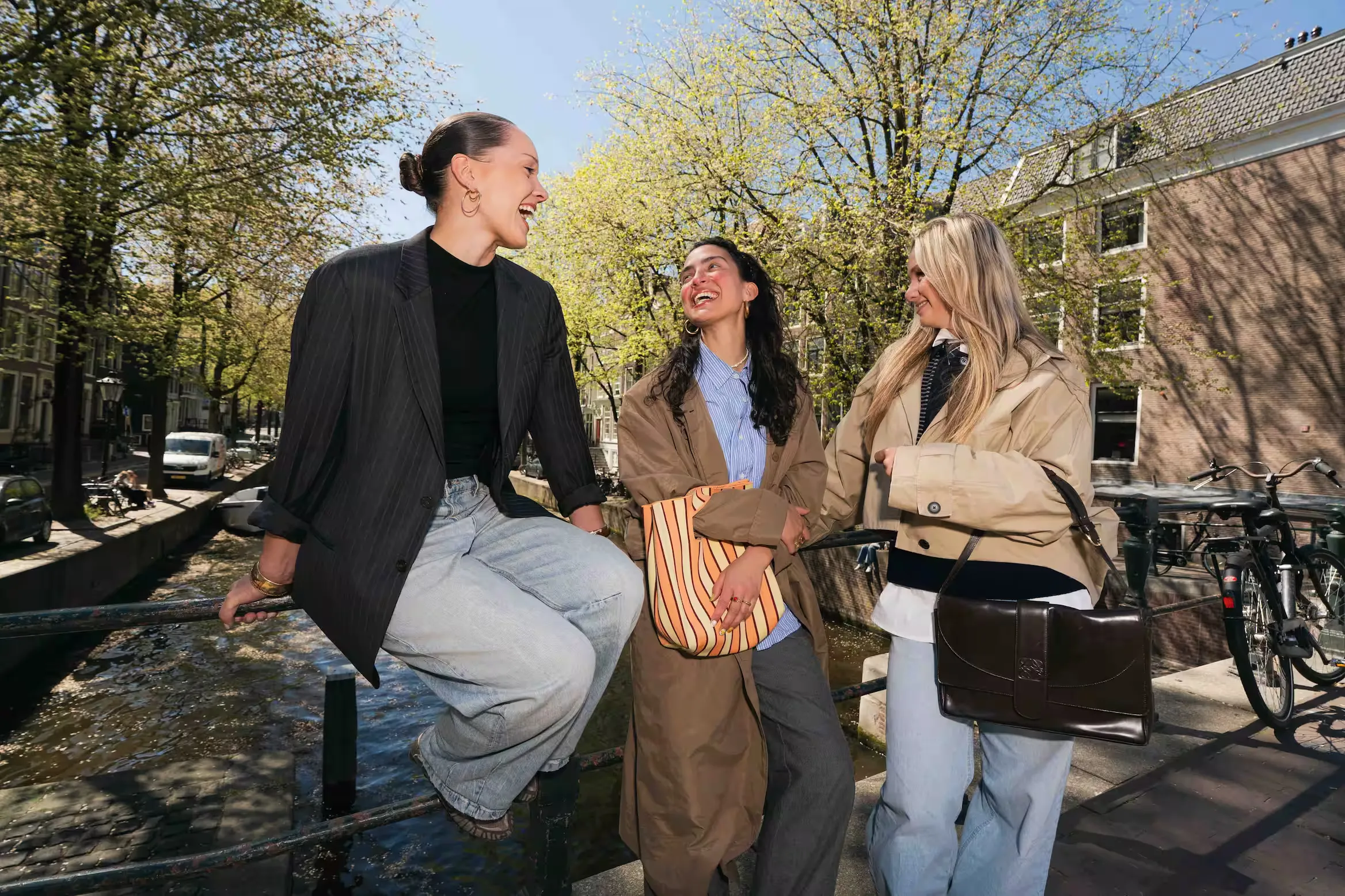 Drie studenten aan een Amsterdamse gracht