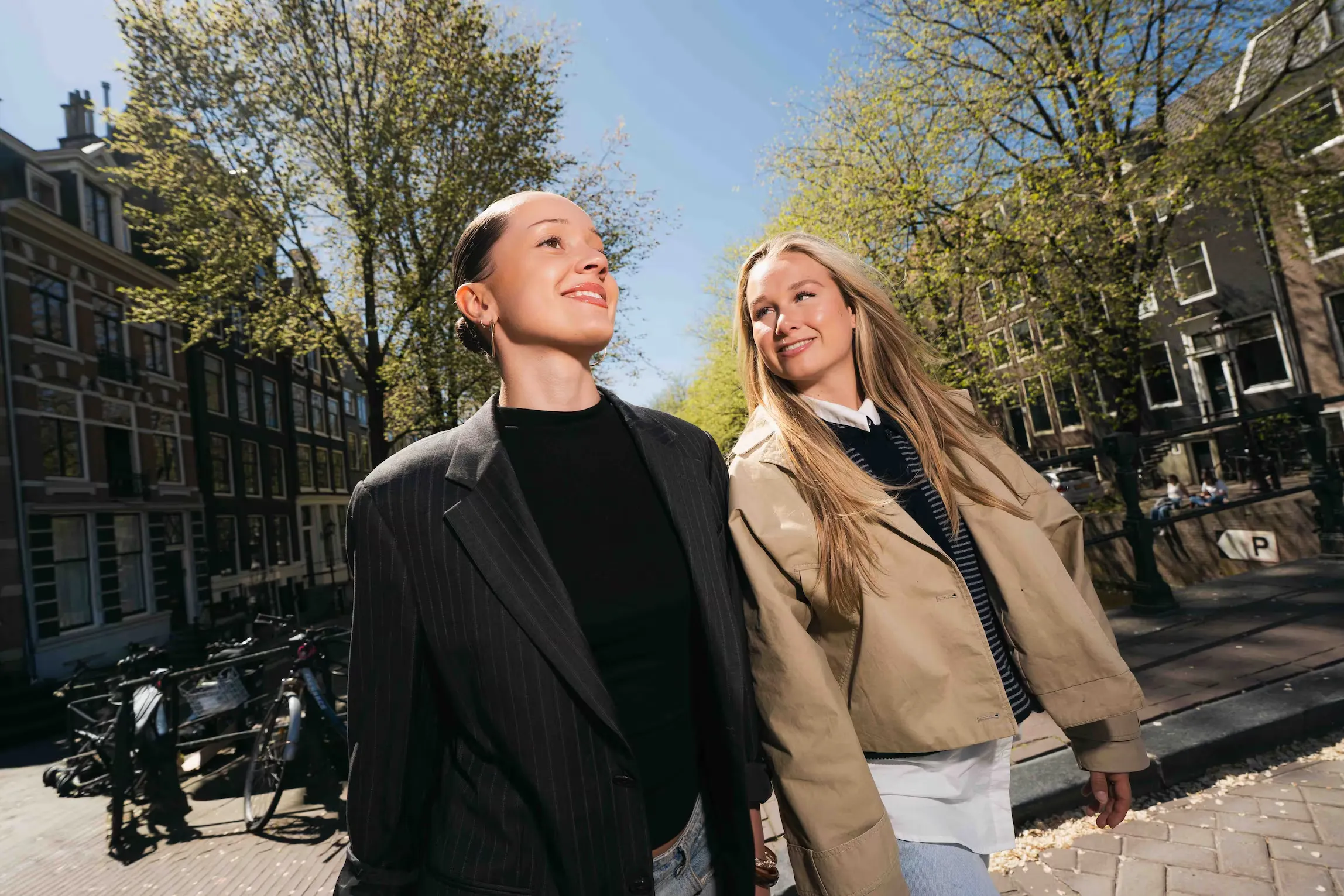 Twee studenten wandelen door Amsterdam