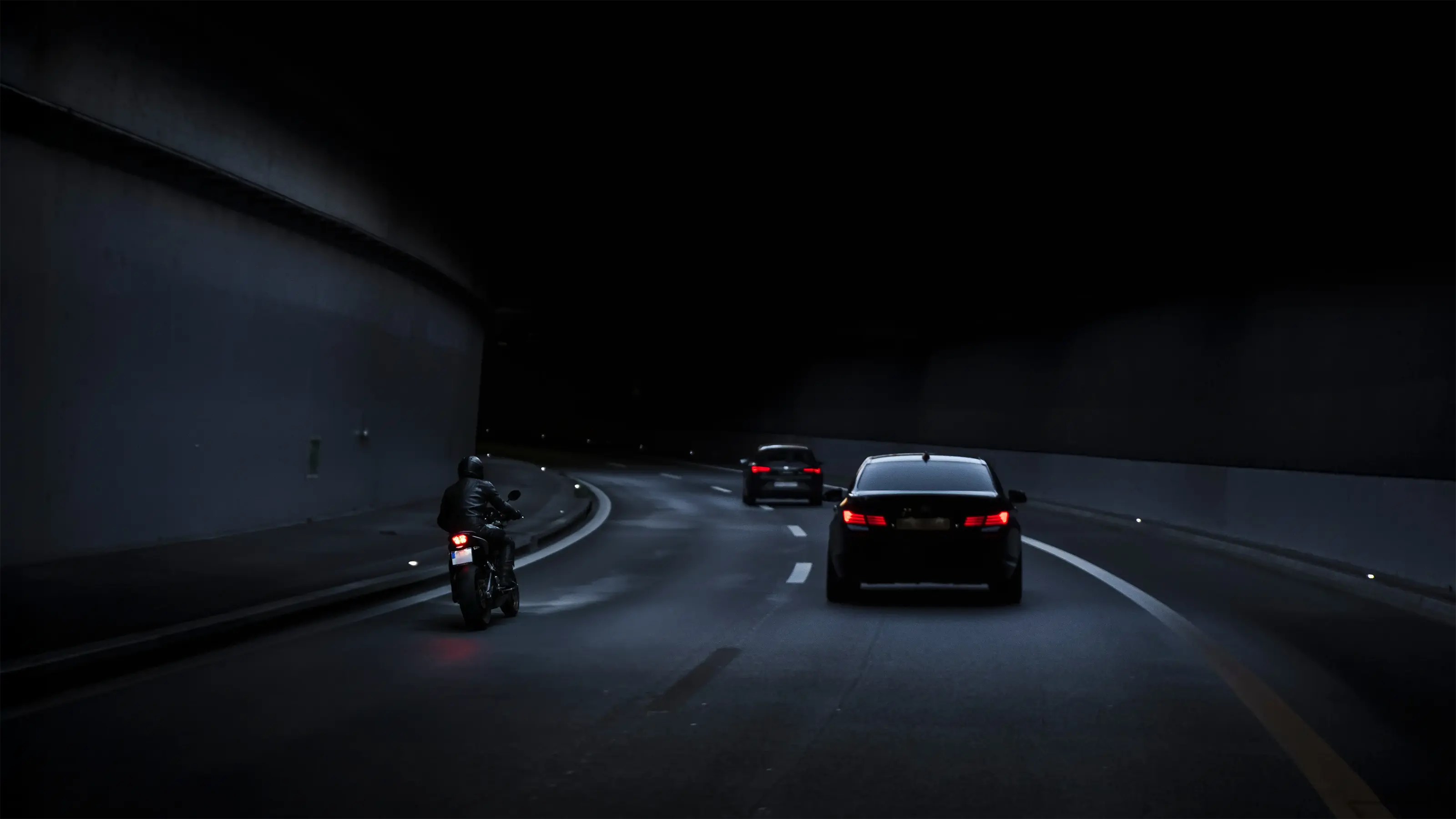 V2X motorcycle technology scenario showing vehicle-to-everything communication and connected traffic systems.